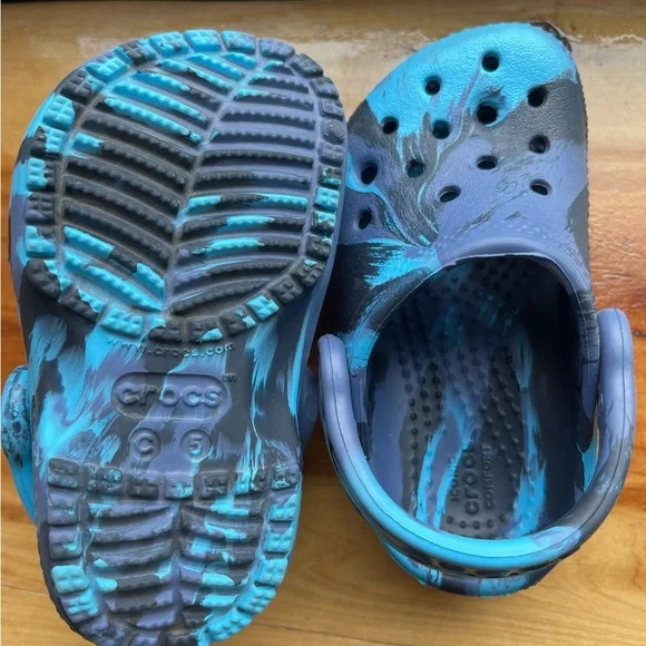 CROCS Blue and Black Marble Tie Dye Toddler Clogs - Picture 2 of 2